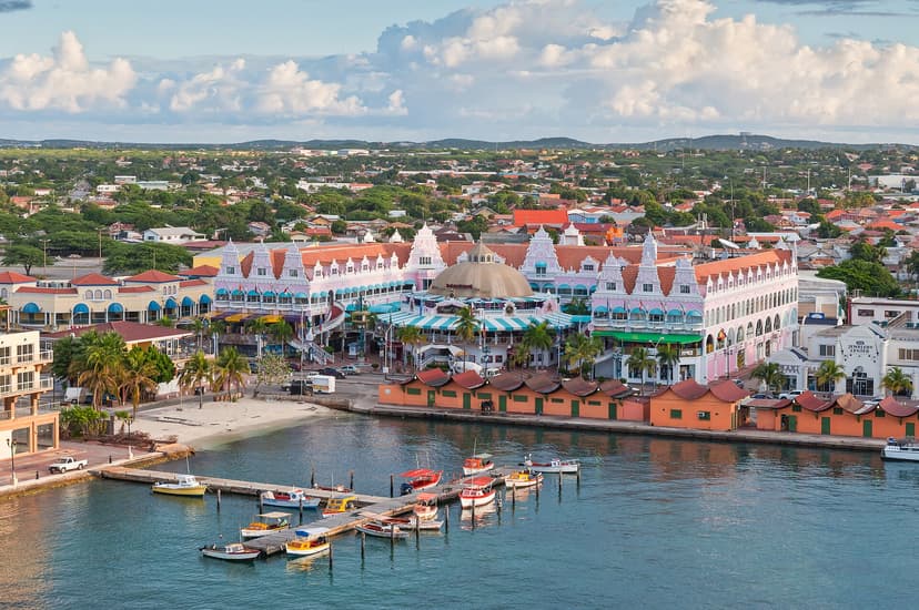 Façades colorées à pignons hollandais et marina d'Oranjestad au soleil du matin, Aruba