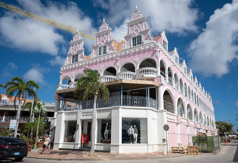 Immeuble rose à pignons et balcons de style colonial néerlandais dans le centre d'Oranjestad