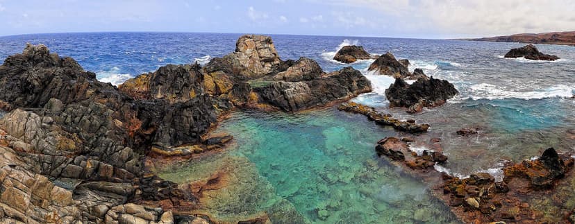 Piscine naturelle de Conchi abritée par les rochers volcaniques, parc national Arikok, Aruba