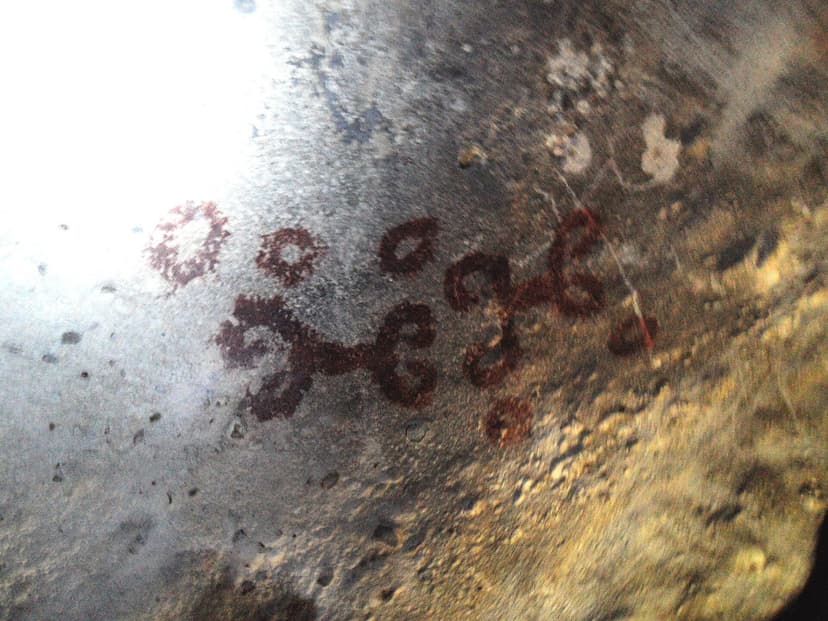 Pétroglyphes arawaks rouges sur la paroi de la grotte de Fontein, parc Arikok, Aruba