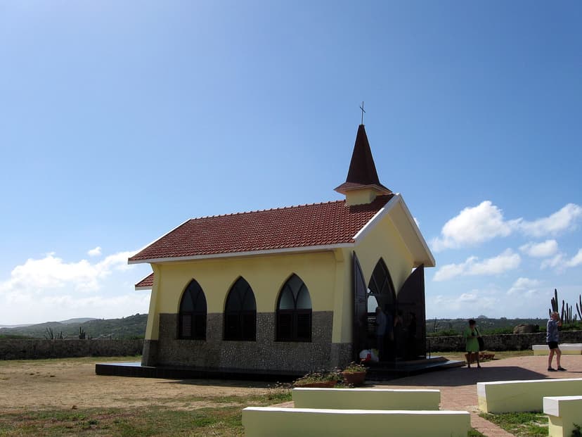 Petite chapelle jaune d'Alto Vista entourée de cactus sur les hauteurs de Noord, Aruba
