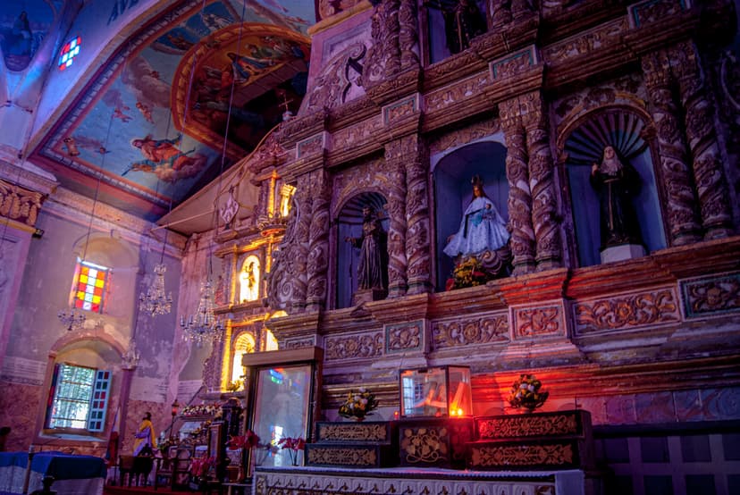 Retable sculpté et plafond peint à l'intérieur de l'église de Baclayon, Bohol