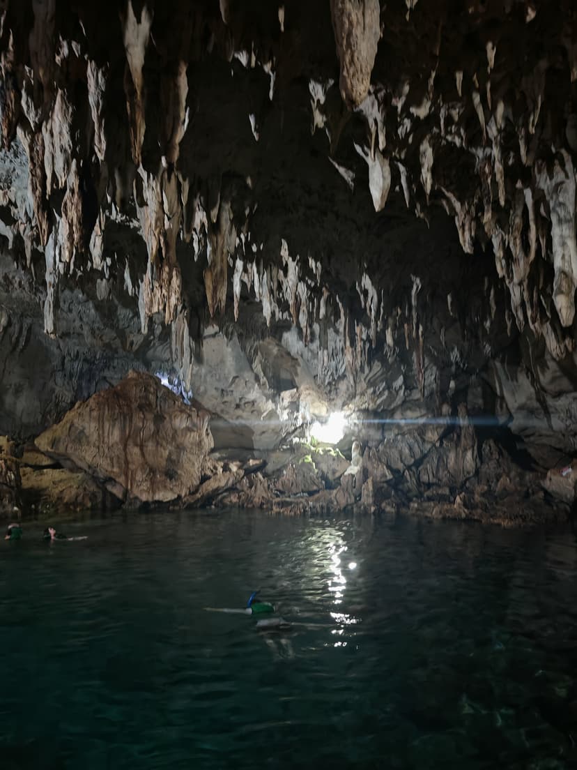 Baigneurs avec masque et tuba dans le bassin de la grotte de Hinagdanan, sous les stalactites, Panglao