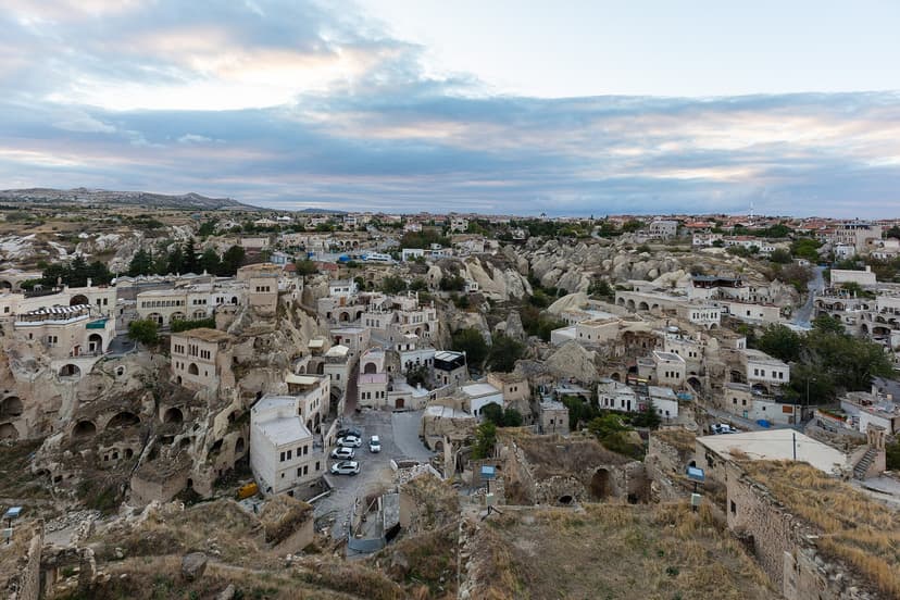 Maisons de pierre et cavités troglodytes du bourg d'Ortahisar au crépuscule, Cappadoce