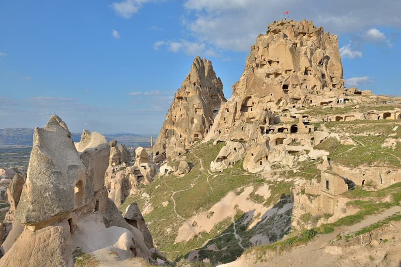 Piton rocheux creusé d'habitations troglodytes du château d'Uçhisar, en Cappadoce
