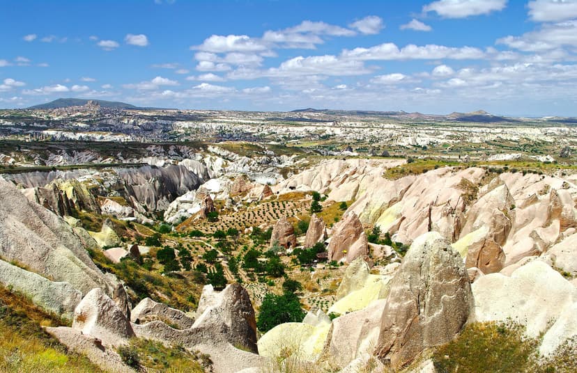Roches roses et ocres de la vallée Rose (Kızılçukur) entre Göreme et Çavuşin, Cappadoce