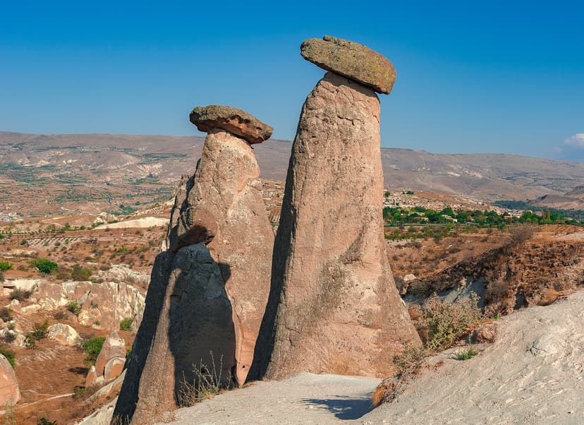 Cheminées de fées coiffées de leur chapeau de roche dure, parc national de Göreme en Cappadoce