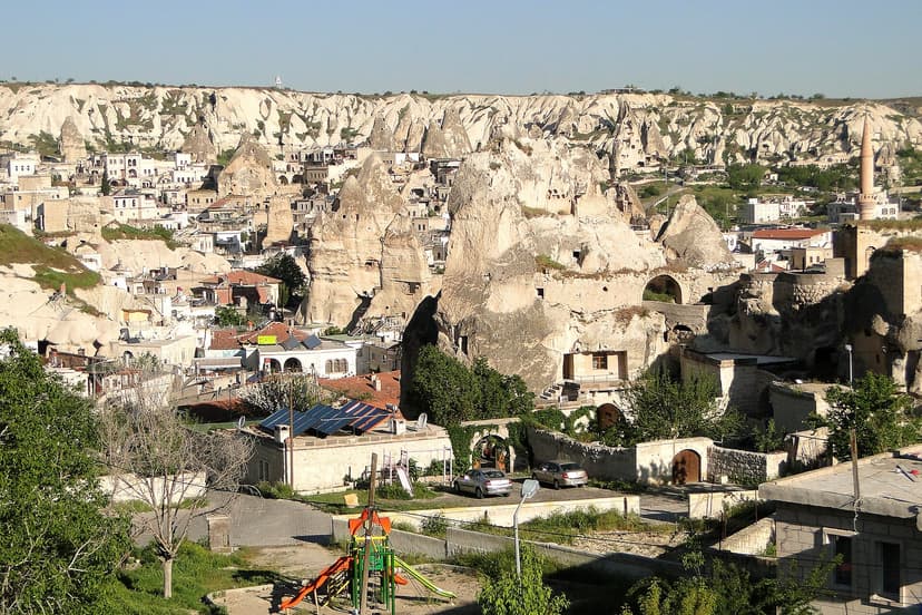 Maisons et rochers troglodytes du village de Göreme vus depuis une terrasse, Cappadoce