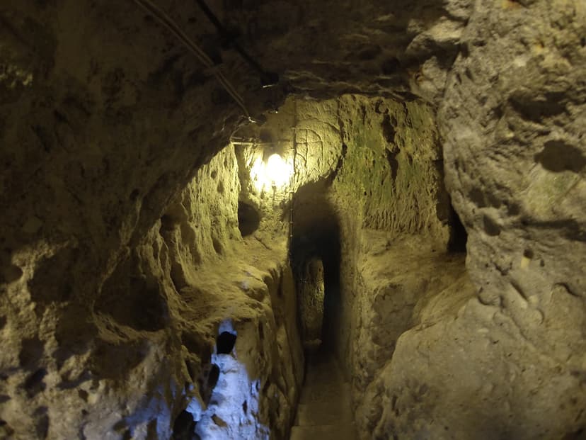 Galerie étroite creusée dans le tuf de la ville souterraine de Derinkuyu, Cappadoce