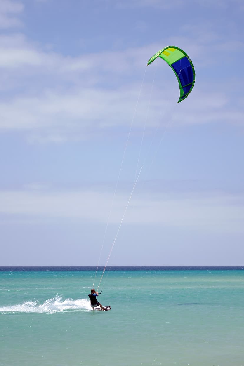 Kitesurfeur glissant sur les eaux turquoise de la lagune de Sotavento, Fuerteventura