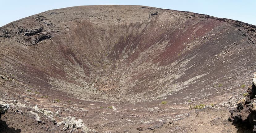 Parois rouges et brunes du cratère de Montaña Colorada, près de Lajares, nord de Fuerteventura