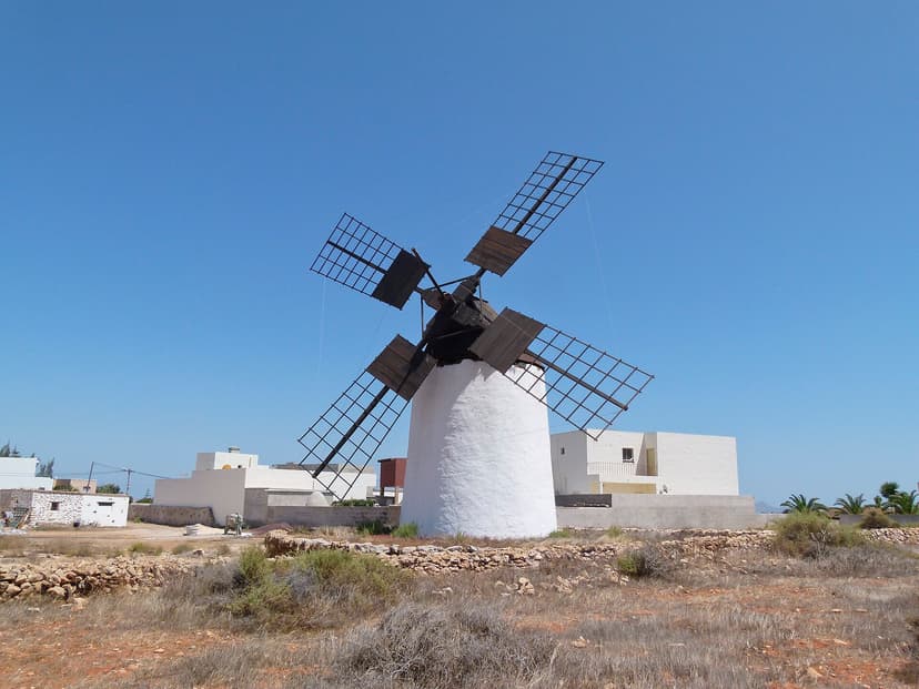 Moulin à vent blanc traditionnel aux ailes de bois sur les terres sèches de Tuineje, Fuerteventura