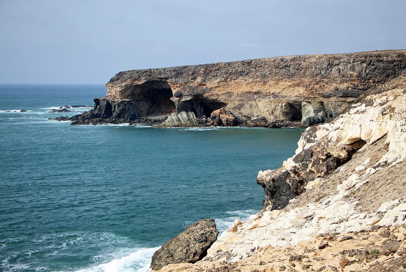 Falaises et entrée de grotte marine de la Caleta Negra, près d'Ajuy, côte ouest de Fuerteventura