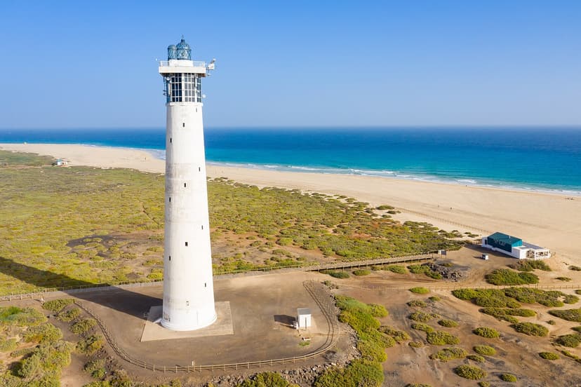 Phare blanc de Morro Jable dominant la plage du Matorral, sud de Fuerteventura