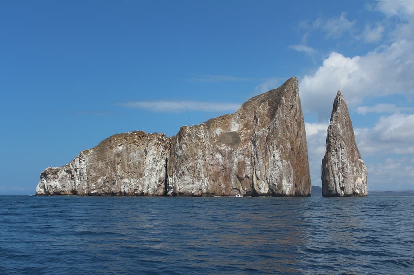 Rocher fendu de León Dormido émergeant de l'océan au large de San Cristóbal, Galápagos