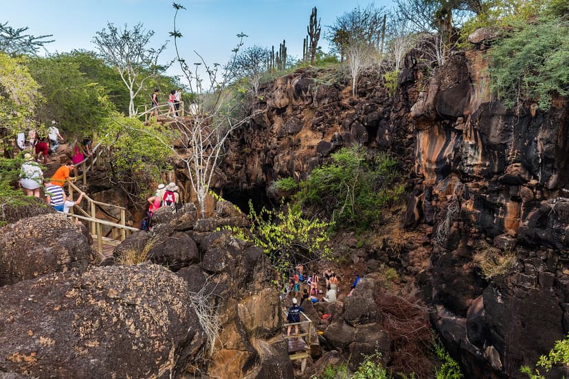 Parois de lave et sentier de la faille de Las Grietas près de Puerto Ayora, Santa Cruz