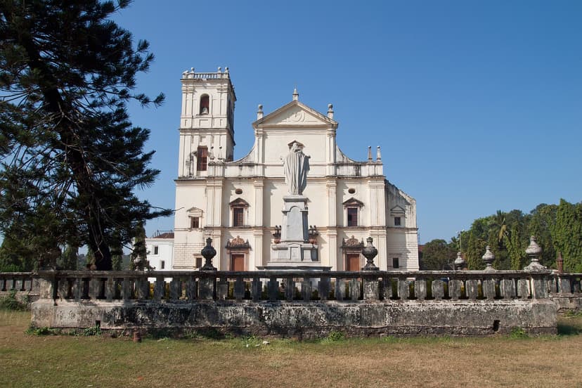 Cathédrale Sé blanchie à la chaux et son clocher sous un ciel bleu, Velha Goa