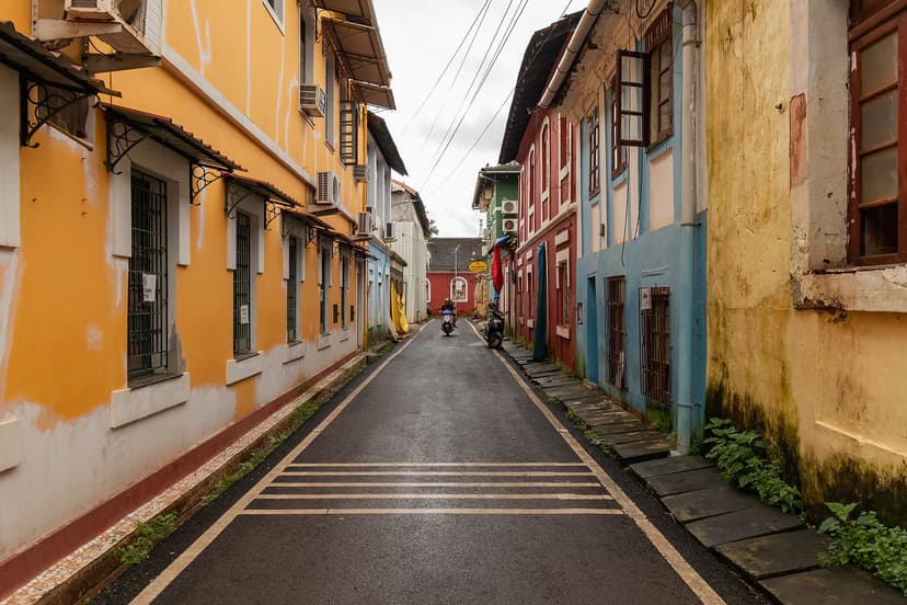 Ruelle bordée de maisons portugaises jaunes, rouges et bleues dans le quartier de Fontainhas, Panaji