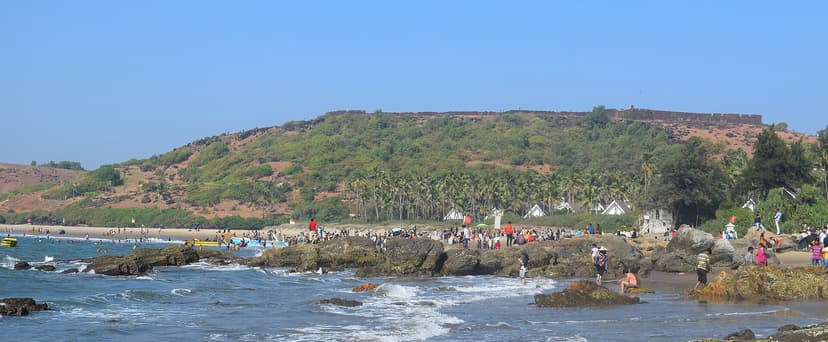 Remparts du fort de Chapora sur la colline, vus depuis la plage de Vagator, nord de Goa