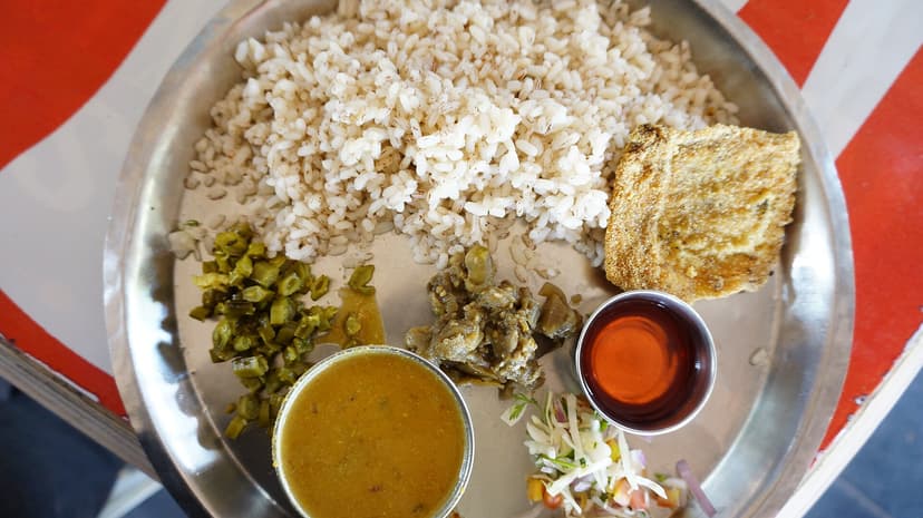 Thali goanais avec riz, curry, poisson frit pané à la semoule et légumes, Goa