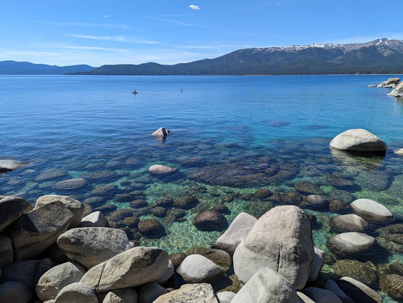 Rochers de granit arrondis et eau turquoise transparente à Sand Harbor, rive est du lac Tahoe, Nevada