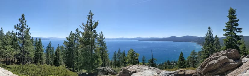 Vue panoramique sur la rive nord du lac Tahoe depuis l'ancienne tour de guet de Stateline, Crystal Bay