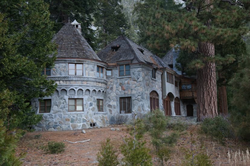 Façade en pierre et tourelle de Vikingsholm, demeure scandinave de 1929 au fond d'Emerald Bay