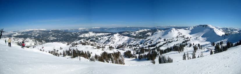 Panorama hivernal du domaine skiable de Palisades Tahoe, ancienne Squaw Valley, près de la rive nord