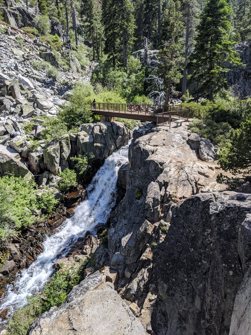 Cascade d'Eagle Falls et passerelle du sentier vers Eagle Lake, au-dessus d'Emerald Bay, lac Tahoe