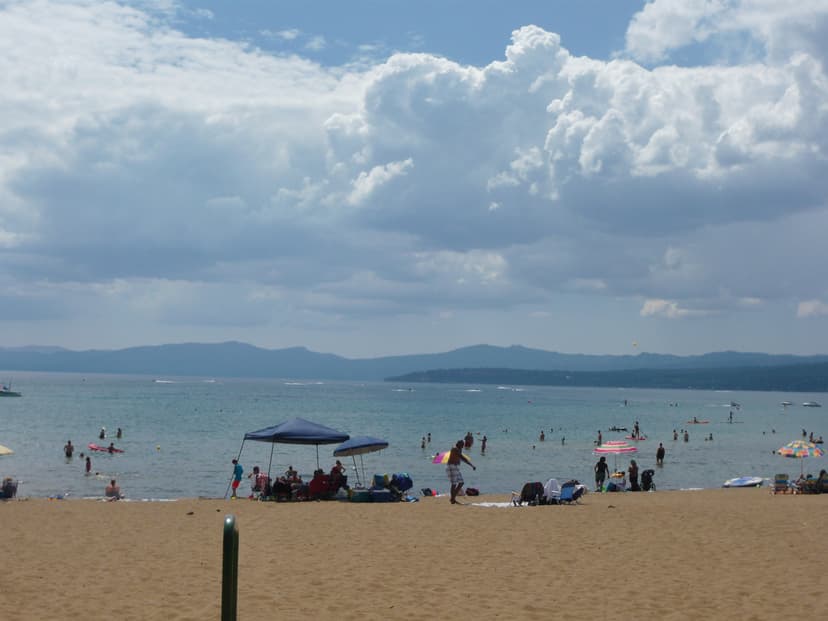 Baigneurs et parasols un après-midi d'été sur la plage de Kings Beach, rive nord du lac Tahoe