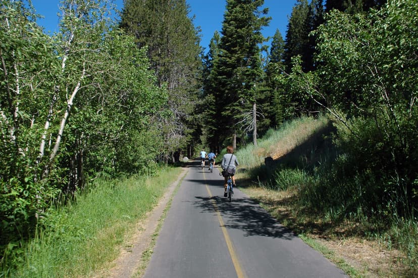 Cyclistes sur la piste cyclable boisée longeant la rivière Truckee près de Tahoe City, lac Tahoe
