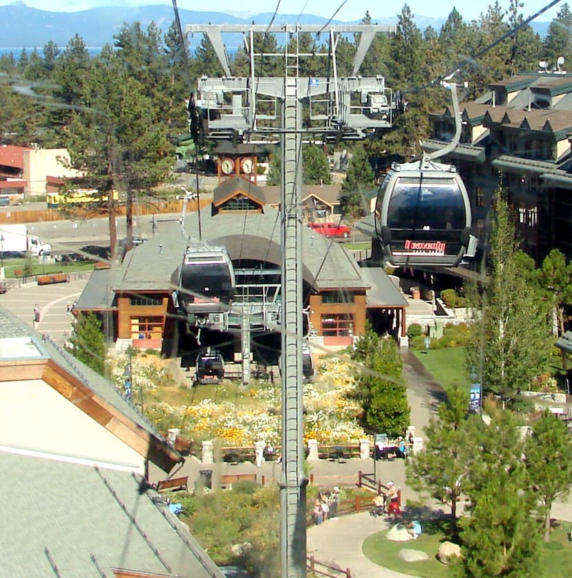 Cabines de la télécabine de Heavenly quittant le centre de South Lake Tahoe en été