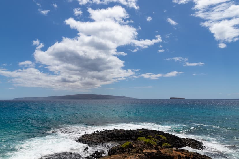 Crescent-shaped Molokini Crater and Kahoʻolawe island seen from the south coast of Maui