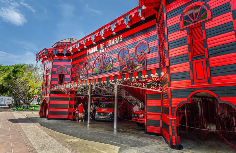 La caserne de pompiers rayée rouge et noir du Parque de Bombas sur la place de Ponce