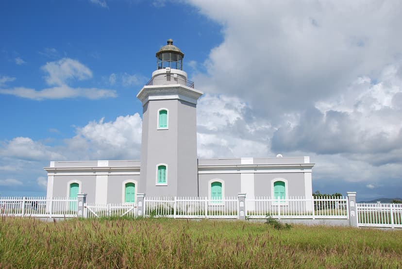 Le phare de Los Morrillos sur les falaises calcaires de Cabo Rojo, sud-ouest de Porto Rico
