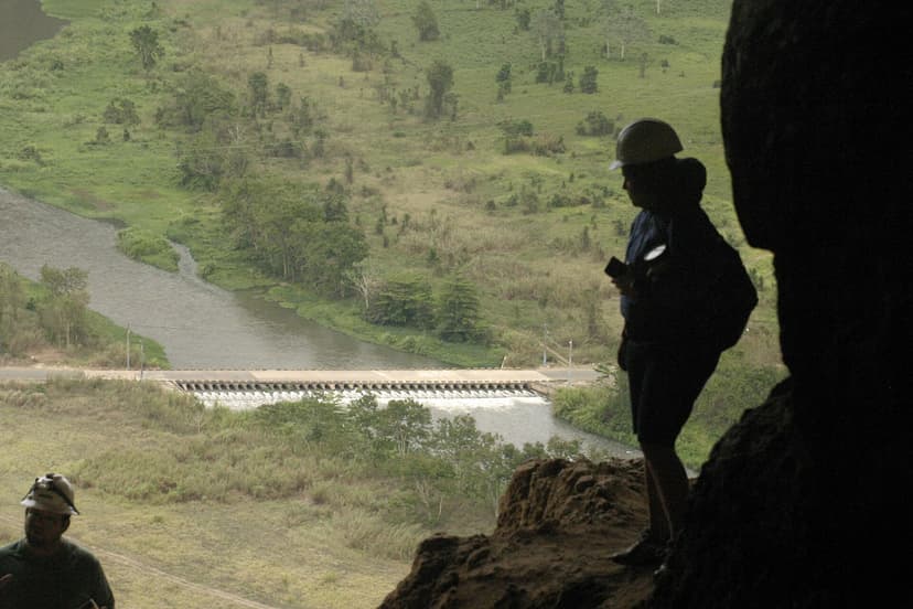 Vue sur la vallée verdoyante depuis l'ouverture de la Cueva Ventana près d'Arecibo